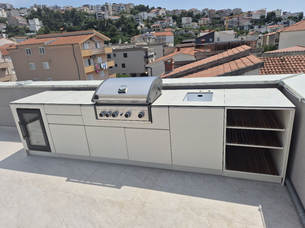 vanjska kuhinja u bež boji